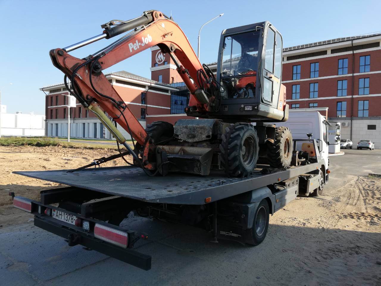 Автоэвакуатор для перевозки мини экскаватора