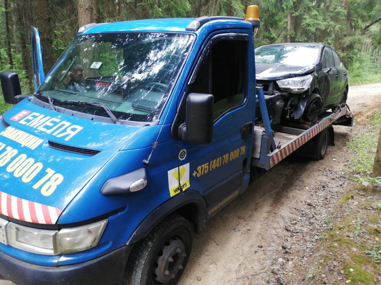 Эвакуатор для легкового авто после ДТП за городом