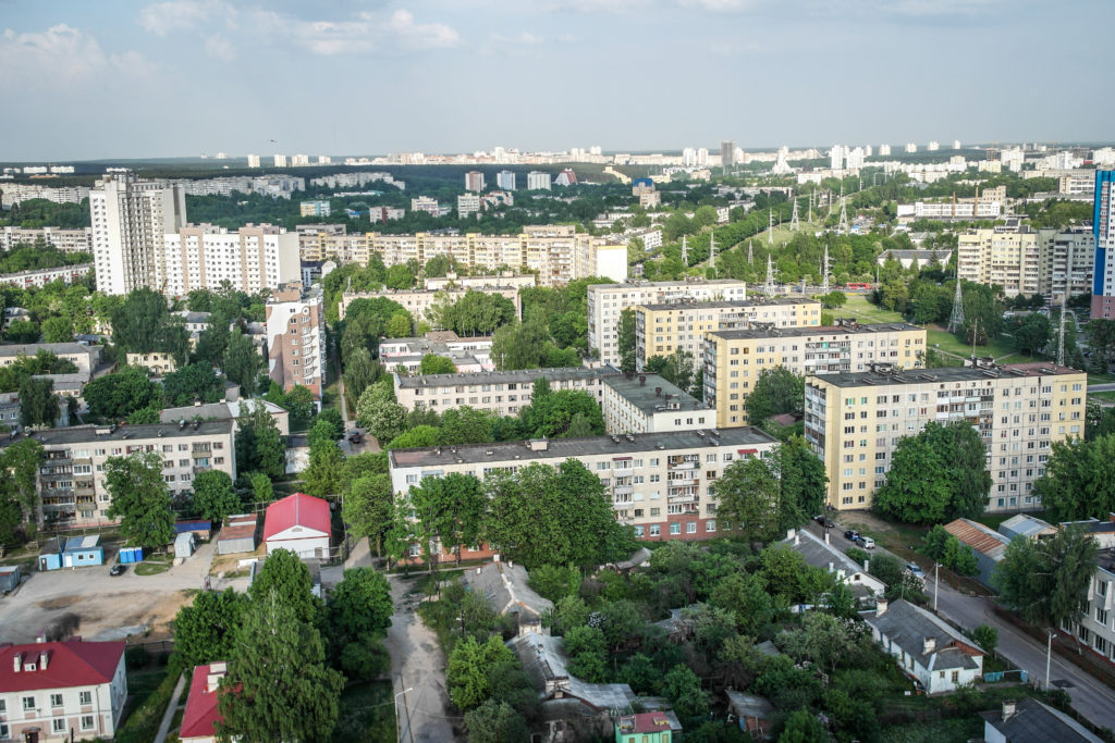 Зеленый луг сто скамеек вокруг от ворот до ворот